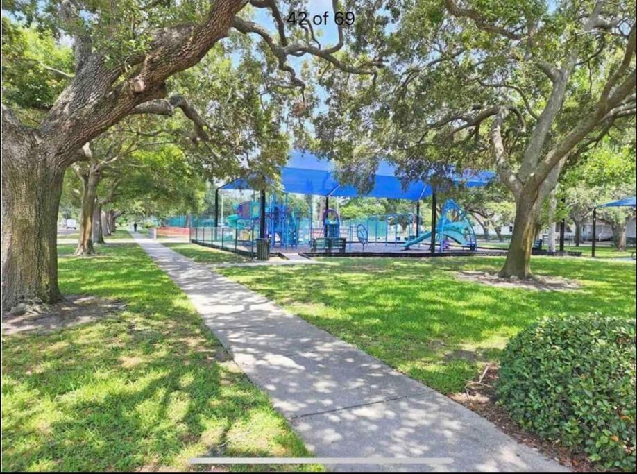 In The Center Of Gulfport, Min Away From The Beach! Αγία Πετρούπολη Εξωτερικό φωτογραφία